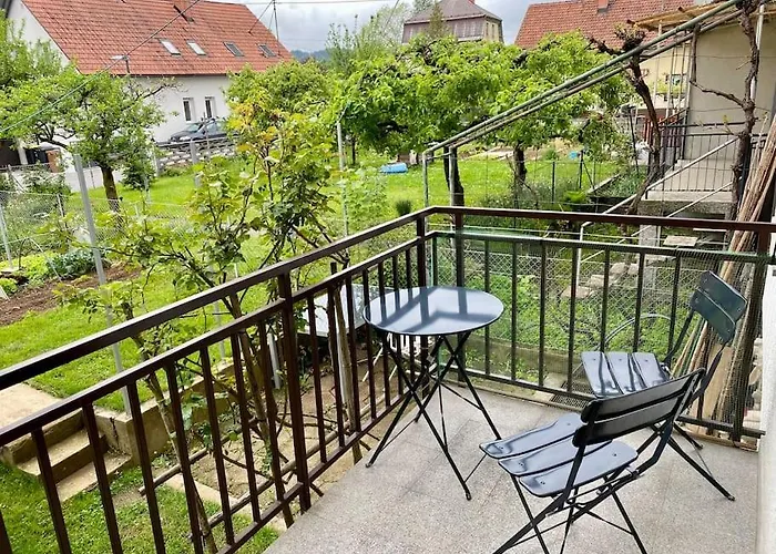 Spacious In A Quiet Neighbourhood + Private Parking Appartement *