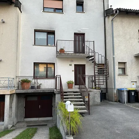 Spacious In A Quiet Neighbourhood + Private Parking Apartment