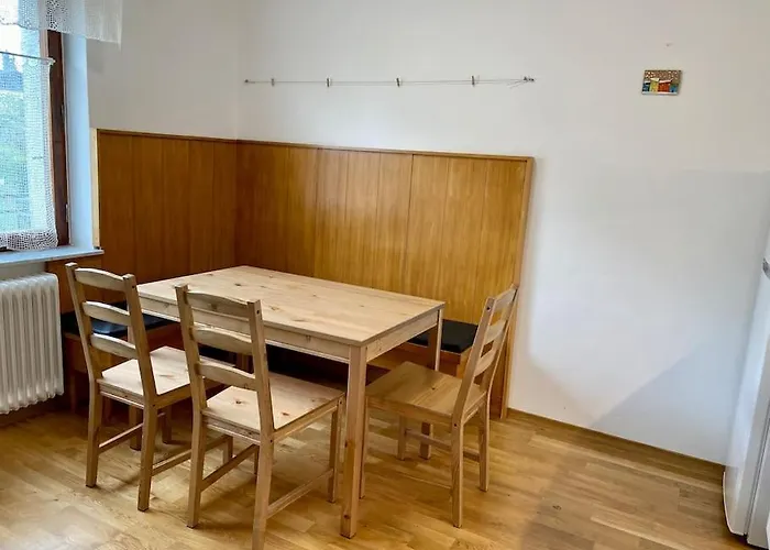 Spacious In A Quiet Neighbourhood + Private Parking Λιουμπλιάνα