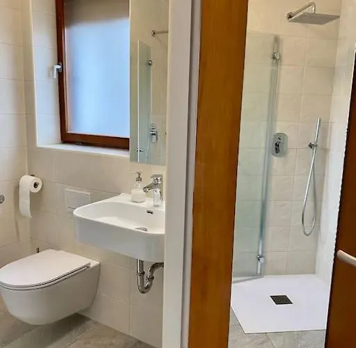 Spacious In A Quiet Neighbourhood + Private Parking