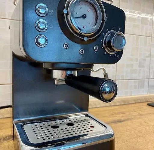 Spacious In A Quiet Neighbourhood + Private Parking Διαμέρισμα *