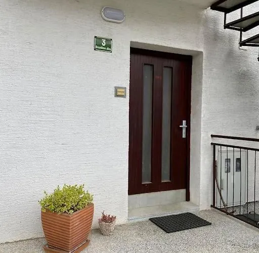 Spacious In A Quiet Neighbourhood + Private Parking Apartmán
