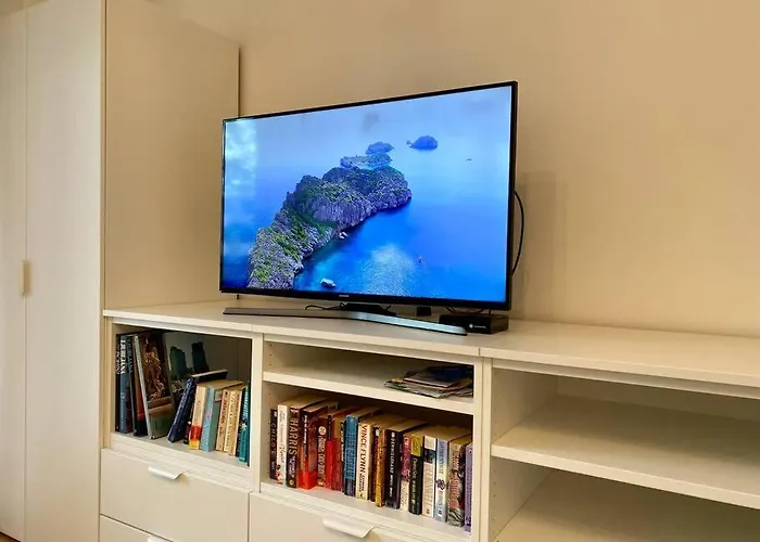 Spacious In A Quiet Neighbourhood + Private Parking * Λιουμπλιάνα